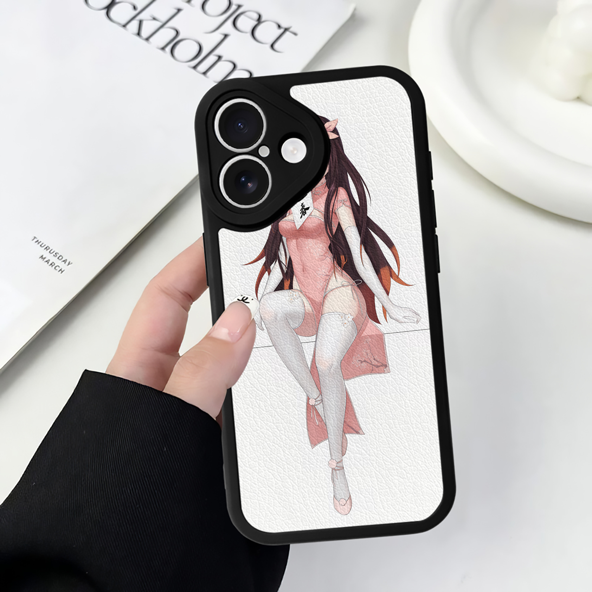 （画像用） 鬼滅の刃（きめつのやいば）竈門 禰󠄀豆子／かまど ねずこ Kamado Nezuko 【iPhone 16シリーズ対応】シリコンスマホケース（レザー調） 材質：シリコン